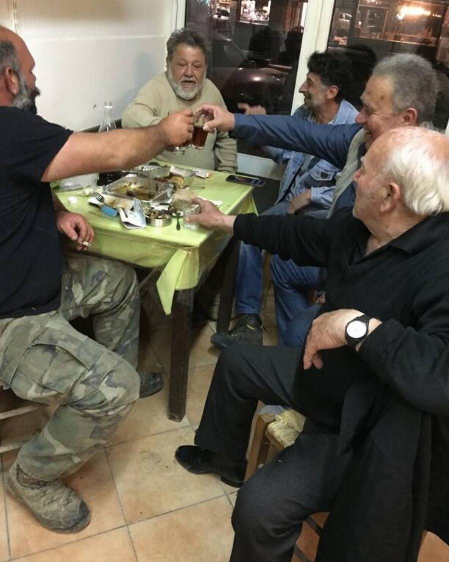 Περνάει υπέροχα: Διάλειμμα από τη Γη της Ελιάς για το Γιώργο Παρτσαλάκη και Πάσχα στην Κρήτη