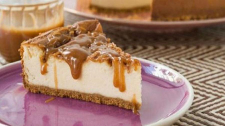 Γλυκό ψυγείου με καραμέλα: Η εύκολη συνταγή με τραγανό μπισκότο έτοιμο στο πι και φι