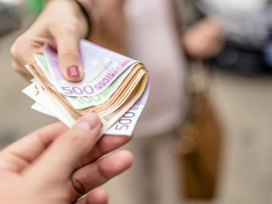 «Είμαι παντρεμένη, έχω εξωσυζυγική σχέση και ο εραστής μου απολύθηκε απ’τη δουλειά. Να του δώσω εγώ χρήματα;»