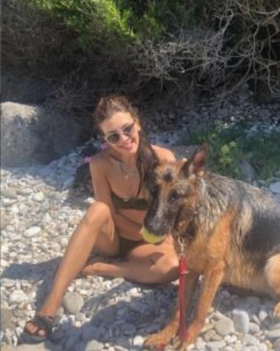 Κατερίνα Λέχου: Φωτογραφίζεται με μαγιό στα 54 της με τον σκύλο της και δείχνει 20 χρόνια πιο νέα