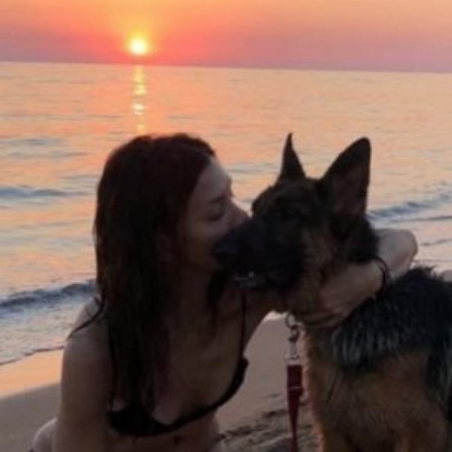 Κατερίνα Λέχου: Φωτογραφίζεται με μαγιό στα 54 της με τον σκύλο της και δείχνει 20 χρόνια πιο νέα