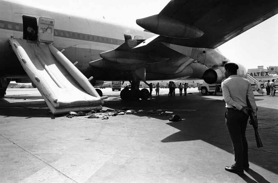 Ηρωίδα αεροσυνοδός: Έσωσε 380 επιβάτες από τρομοκράτες, θυσιάζοντας την ίδια της την ζωή