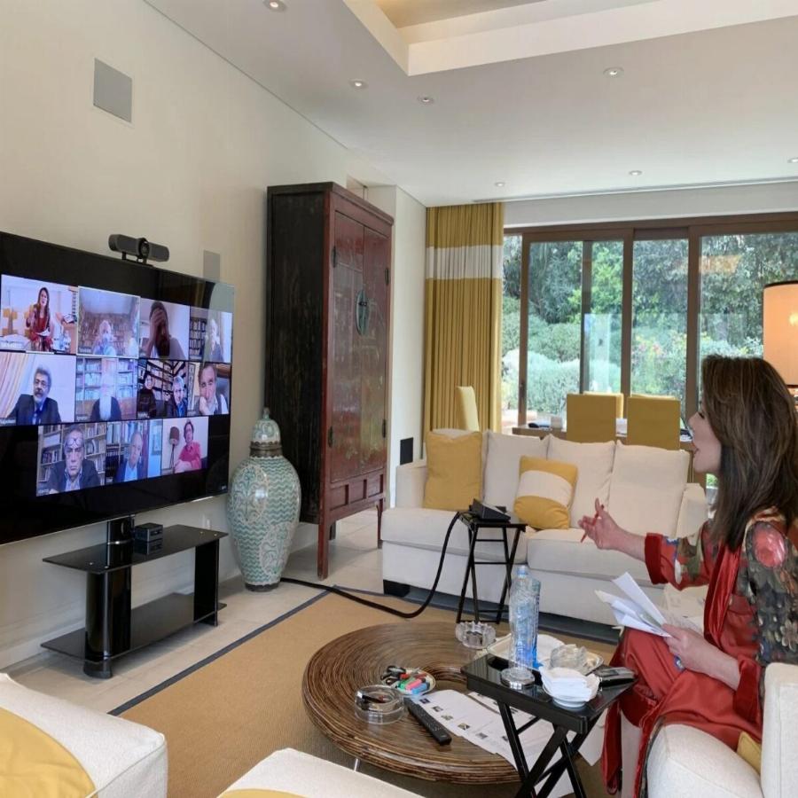 Γιάννα Αγγελοπούλου-Δασκαλάκη: Εικόνες από το υπέροχο σπίτι της με το τεράστιο κίτρινο σαλόνι και το κλασικό γραφείο