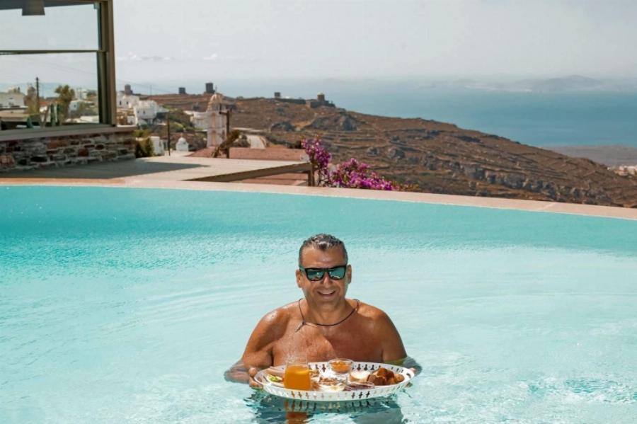 Γιώργος Λιάγκας: Το εξοχικό που είναι σαν παλάτι με την απέραντη θέα και την μεγάλη πισίνα