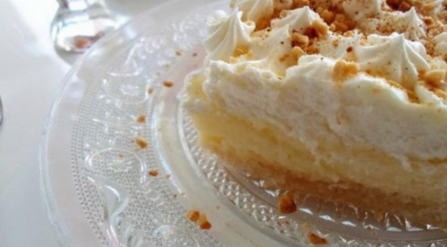 Γλυκό ψυγείου με φρυγανιές: Πανεύκολη συνταγή με υπέροχη κρέμα και οικονομική