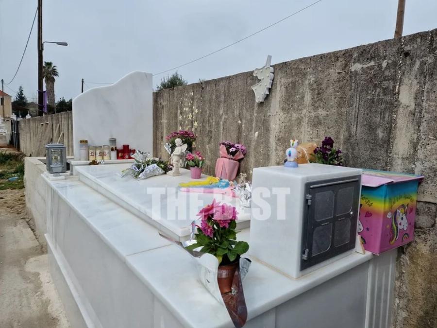 Νεκρά παιδιά στην Πάτρα: Συγκινητικές εικόνες από το μνήμα των 3 κοριτσιών – Λουλούδια, παιχνίδια και σημειώματα