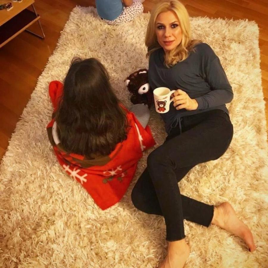 Υπέροχο σαλόνι και μεγάλη κουζίνα: Το σπίτι όπου μένει η Κατερίνα Καραβάτου με τα παιδιά της