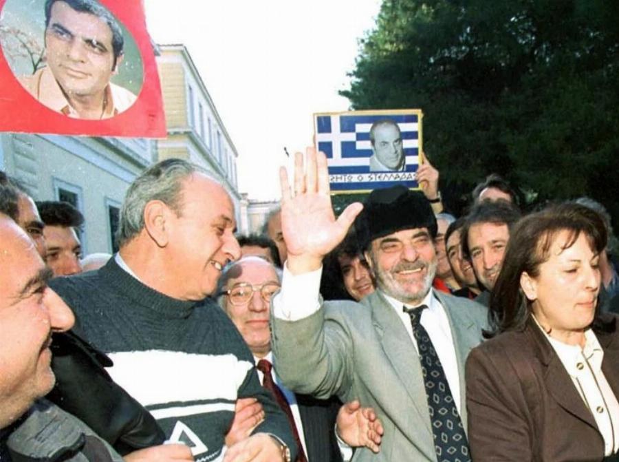 Στέλιος Καζαντζίδης: Η άγνωστη ζωή του λαϊκού θρύλου, το ατύχημα που τον στιγμάτισε, η άνιση μάχη με τον καρκίνο και ο άδοξος θάνατος