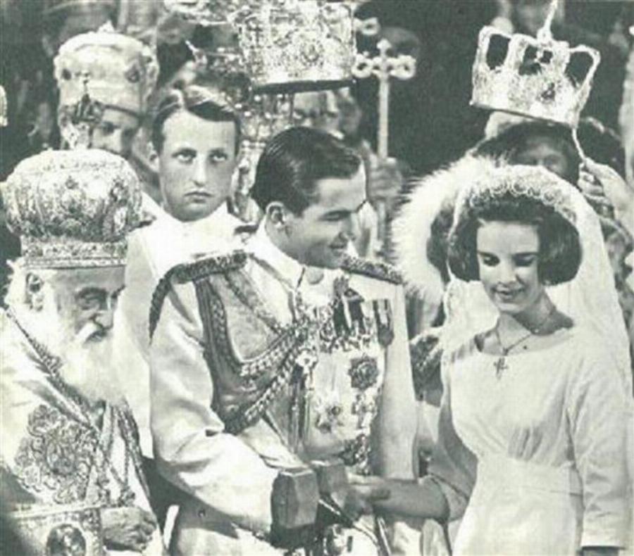 Κωνσταντίνος Β’: Ο αιφνίδιος θάνατος του πατέρα του, η βασιλεία στα 24, ο λαμπερός γάμος και το τούνελ που οδηγούσε τη Βουγιουκλάκη στο παλάτι