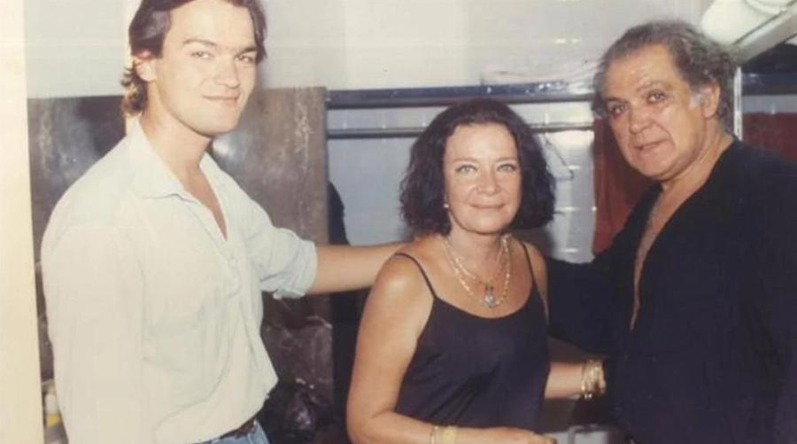 Κωνσταντίνος Καζάκος: Οι διάσημοι γονείς, οι 2 χωρισμοί, η κόρη που είναι ίδια με την Καρέζη και η 23χρονη σύντροφος