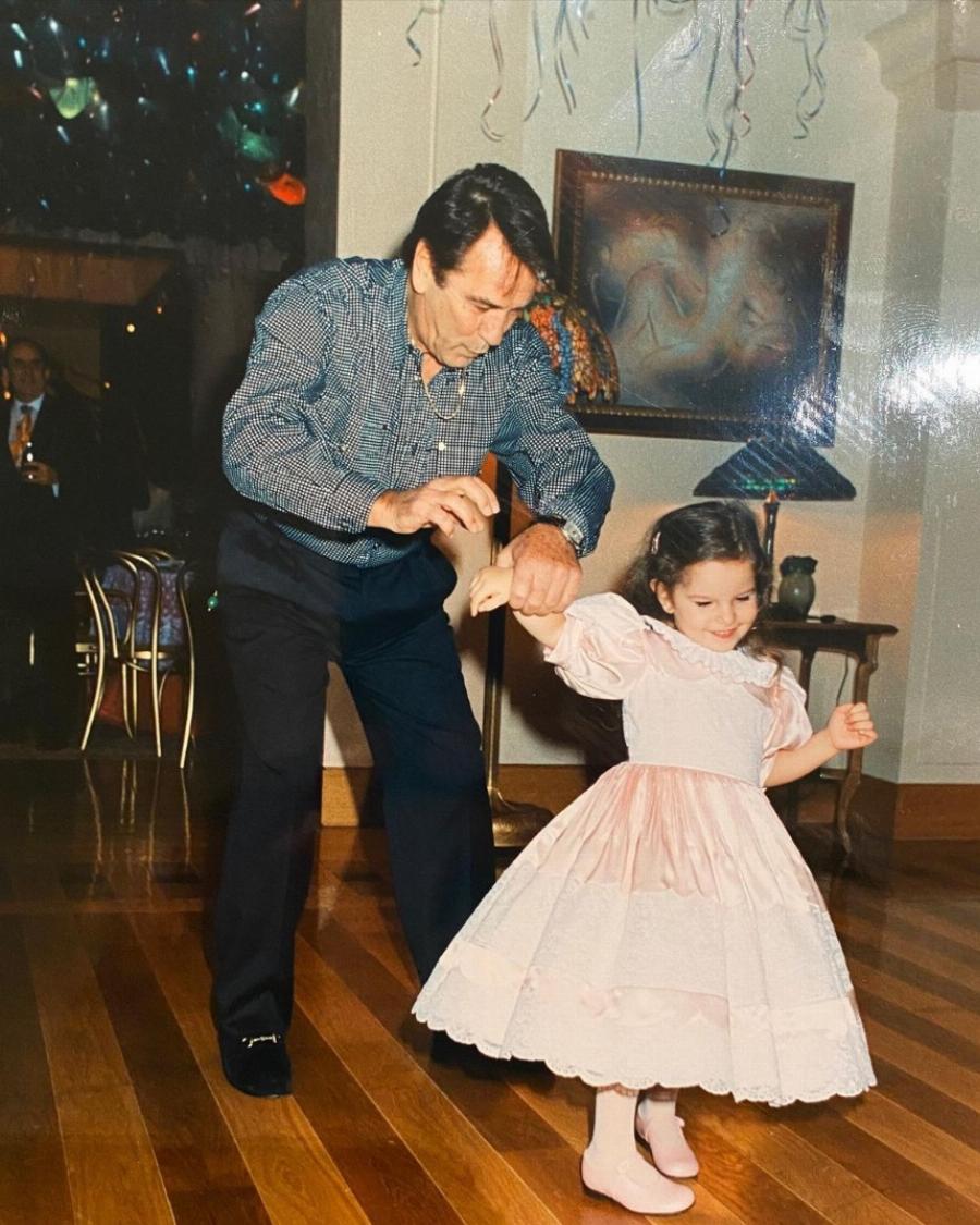 Δέκα διάσημοι Έλληνες που έγιναν μπαμπάδες σε προχωρημένη ηλικία