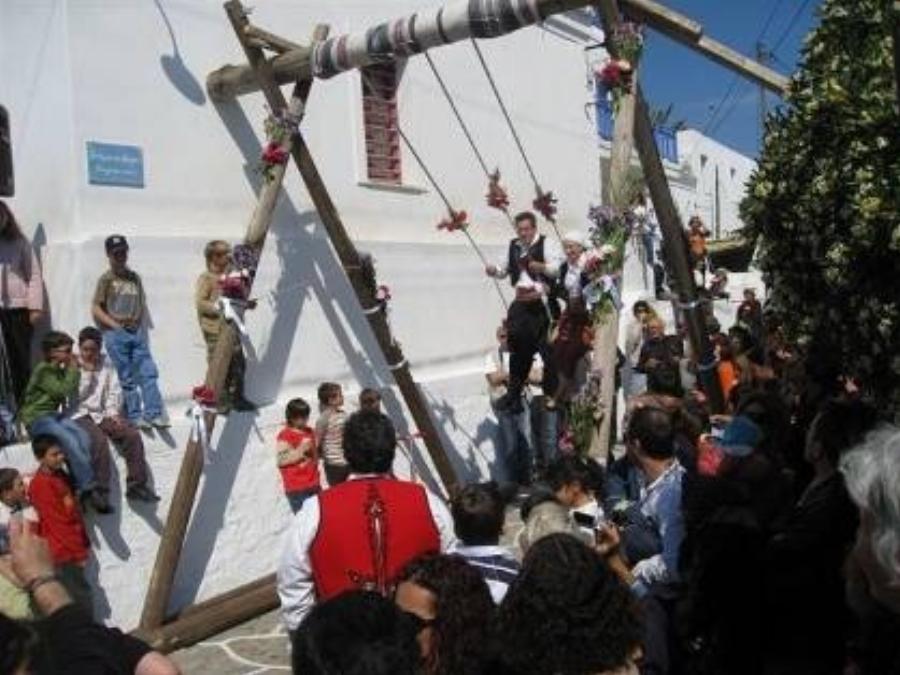 «Πρέπει να έρθεις στο νησί μας το Πάσχα»: Πέντε ελληνικά νησιά με ξεχωριστά έθιμα που αξίζει να επισκεφθείς