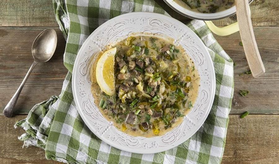 Παραδοσιακή πεντανόστιμη συνταγή για μαγειρίτσα: Το μυστικό του Άκη που την απογειώνει