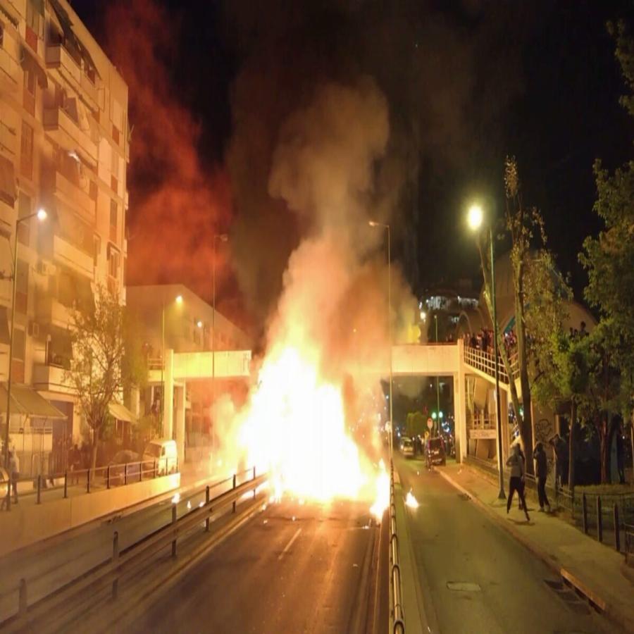 Νέο Κόσμος: Ανάσταση με μολότοφ και φέτος μετά από το άκουσμα του Χριστός Ανέστη