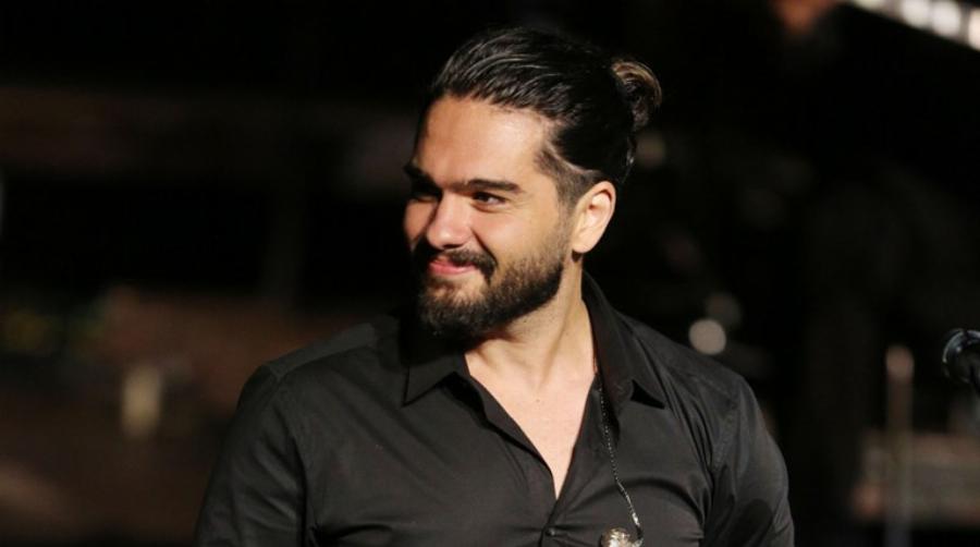 Χρήστος Μάστορας: Τα δύσκολα παιδικά χρόνια, οι μεγάλες επιτυχίες και όσα δεν γνώριζες για τον τραγουδιστή