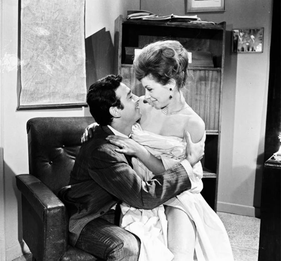 Μέλπω Ζαρόκωστα: Τα παιδικά χρόνια, η νοσηλεία της μητέρας της σε ψυχιατρείο, ο μυστικός γάμος στα 17 και η μάχη με τον καρκίνο