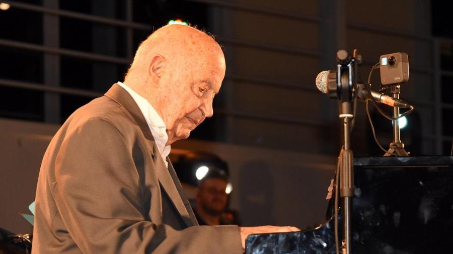 Δέκα διάσημοι Έλληνες που έγιναν μπαμπάδες σε προχωρημένη ηλικία