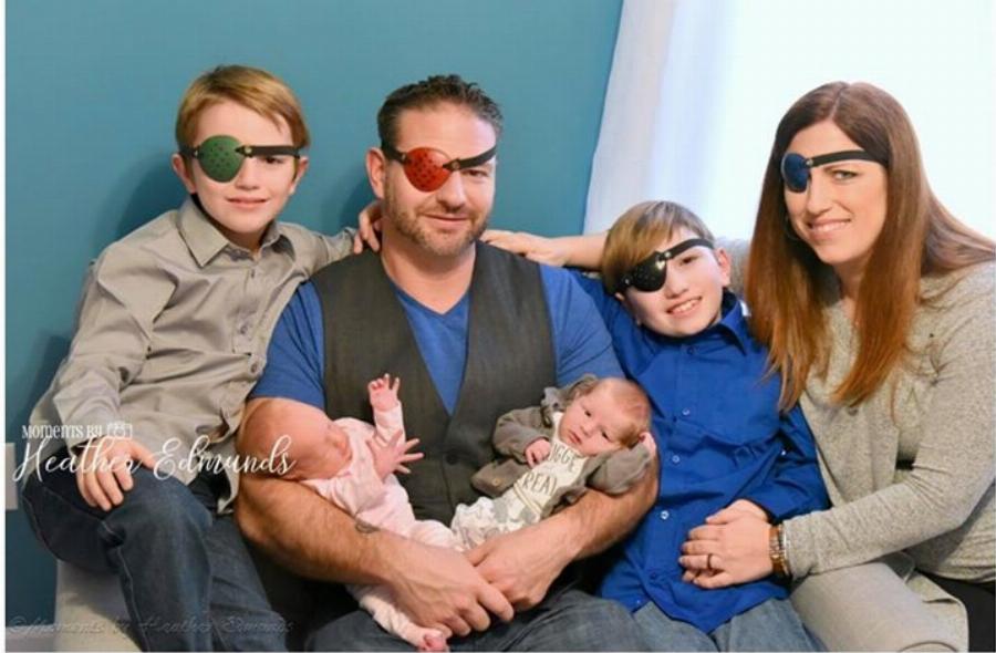 Αληθινή ιστορία: Έγκυος σε δίδυμα αφαίρεσε το μάτι της για να σώσει τη ζωή των παιδιών της