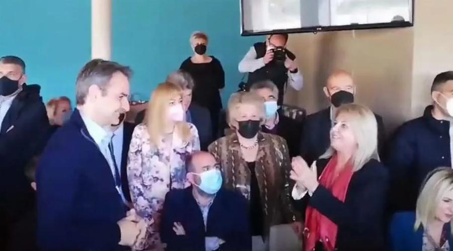 «Είμαστε πάρα πολύ τυχεροί»: Αποθεώθηκε ο πρωθυπουργός από Ελληνίδα μέσα σε καφενείο