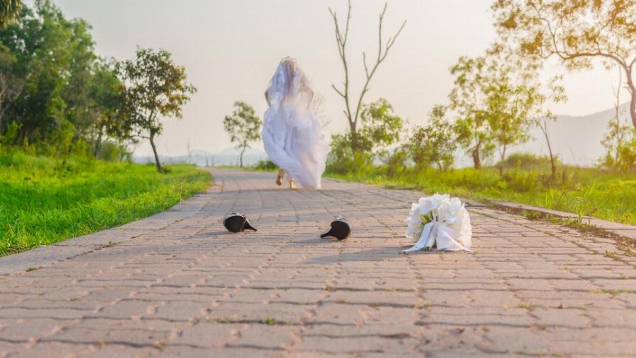 “Μου λέει η πεθερά μου δεν ντρέπεσαι να φορέσεις λευκό νυφικό χωρίς να είσαι παρθ∈να; Θα πέσει η εκκλησία να σε πλακώσει”