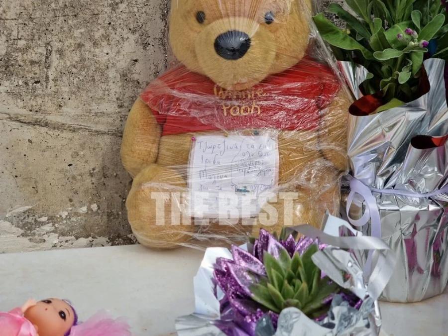 Νεκρά παιδιά στην Πάτρα: Συγκινητικές εικόνες από το μνήμα των 3 κοριτσιών – Λουλούδια, παιχνίδια και σημειώματα