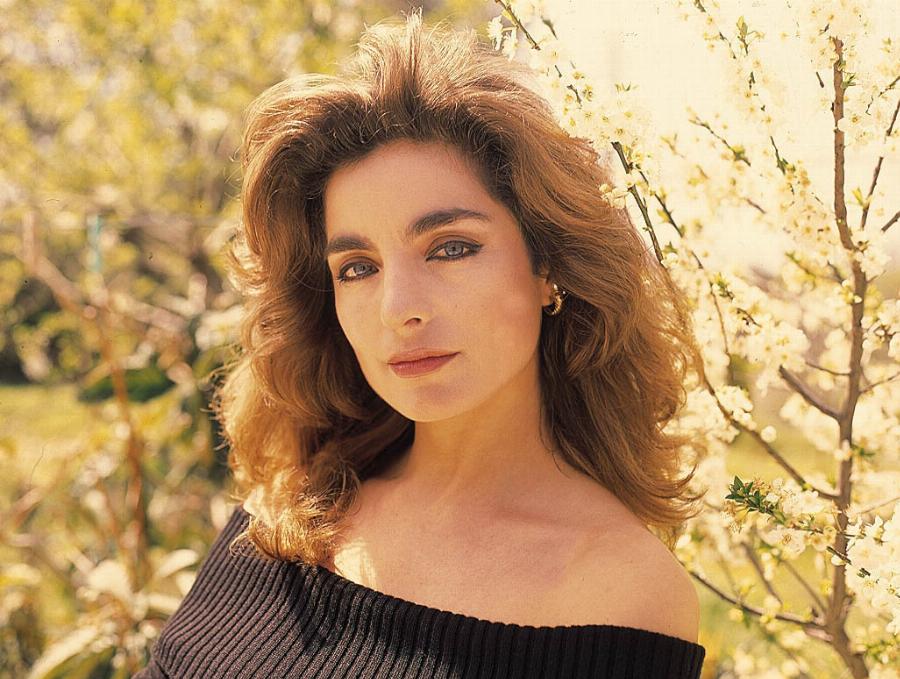 Άντζελα Γκερέκου: Η πρώτη φορά που την είδαμε στην τηλεόραση 36 χρονια πριν – Απίστευτη ομορφιά και δεν ήταν στο «Κορίτσι της Μάνης»