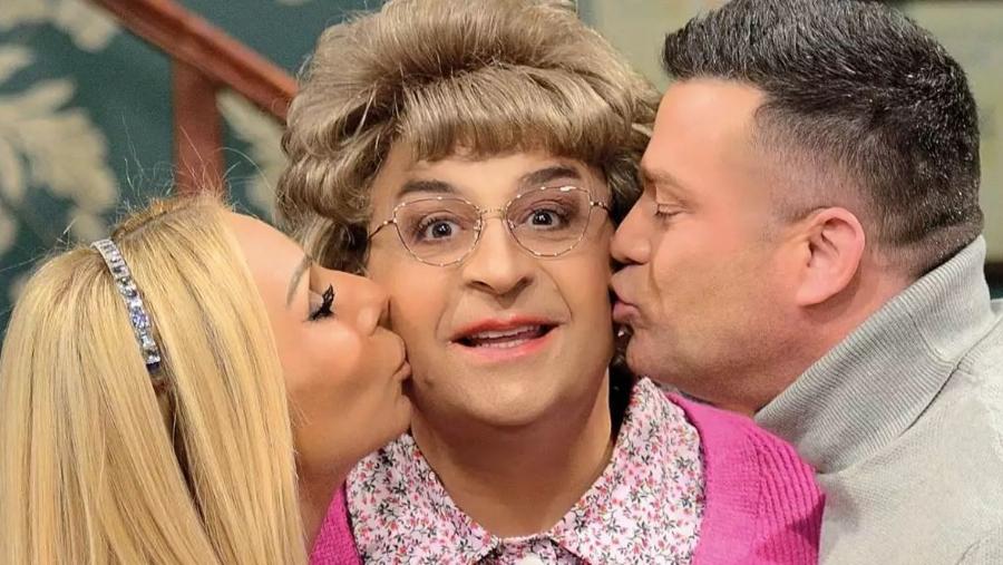 Θύελλα αντιδράσεων κατά του Σεφερλή και της σειράς «Super Mammy» για τις ατάκες που ακούστηκαν: «Ντροπή και αίσχος, χονδροειδές, άτοπο και ηλiθιo χιούμορ»