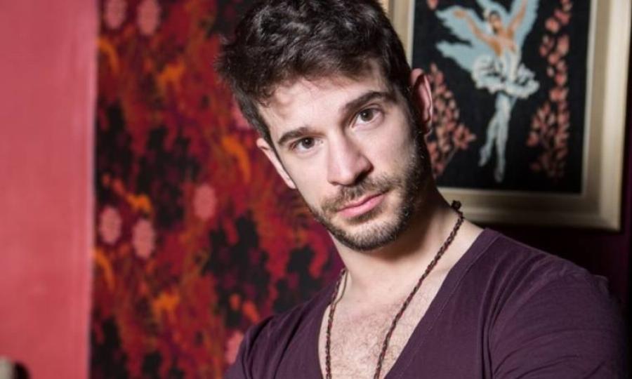 Ορέστης Τρίκας: Η μάχη με τις κρίσεις πανικού, η λατρεία που δεν γνώριζε κανείς και η συγχώρεση στον πατέρα του