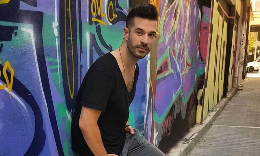 Ορέστης Τρίκας: Η μάχη με τις κρίσεις πανικού, η λατρεία που δεν γνώριζε κανείς και η συγχώρεση στον πατέρα του