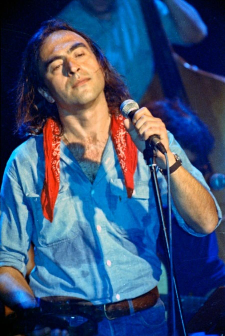 Νίκος Παπάζογλου: Το τραγούδι που γράφτηκε για την αδερφή του που έφυγε μπροστά στα μάτια του