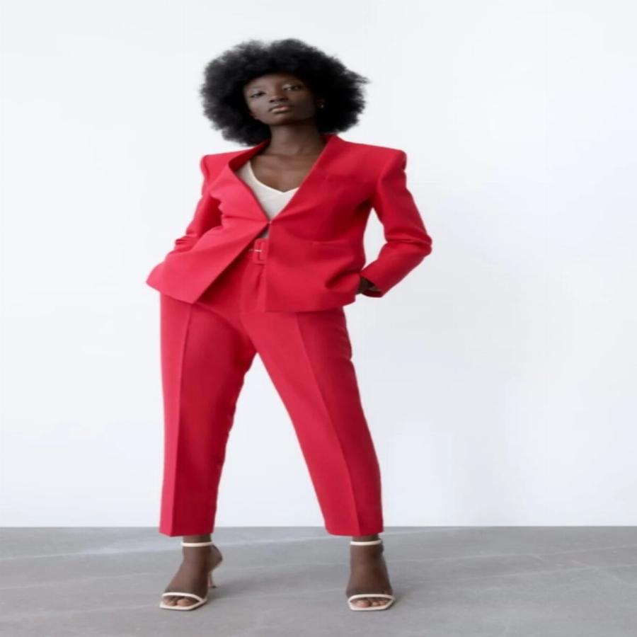 Χαμός στα Zara: Το παντελόνι βγαίνει σε 6 χρώματα και κάνει τα πόδια ψηλά και αδύνατα