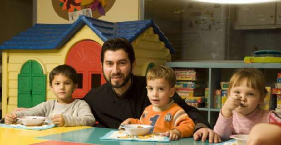 Πάτερ Αντώνιος: Ο παπάς που άλλαξε τον κόσμο