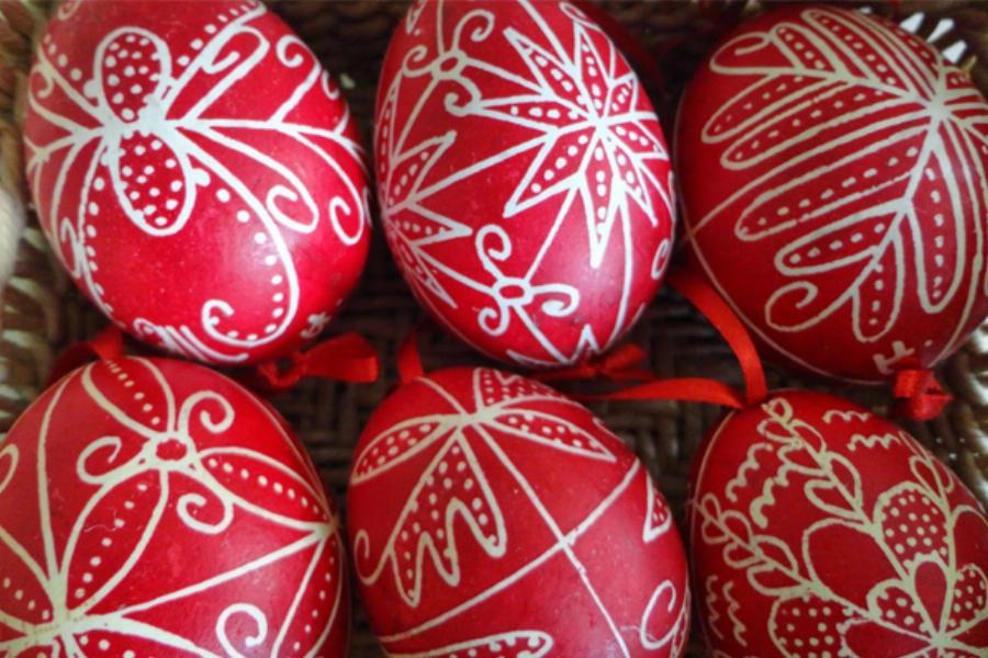 Πως να τα βάψεις με οικολογικό και παραδοσιακό τρόπο: Όσα πρέπει να γνωρίζεις για τα πασχαλινά αυγά