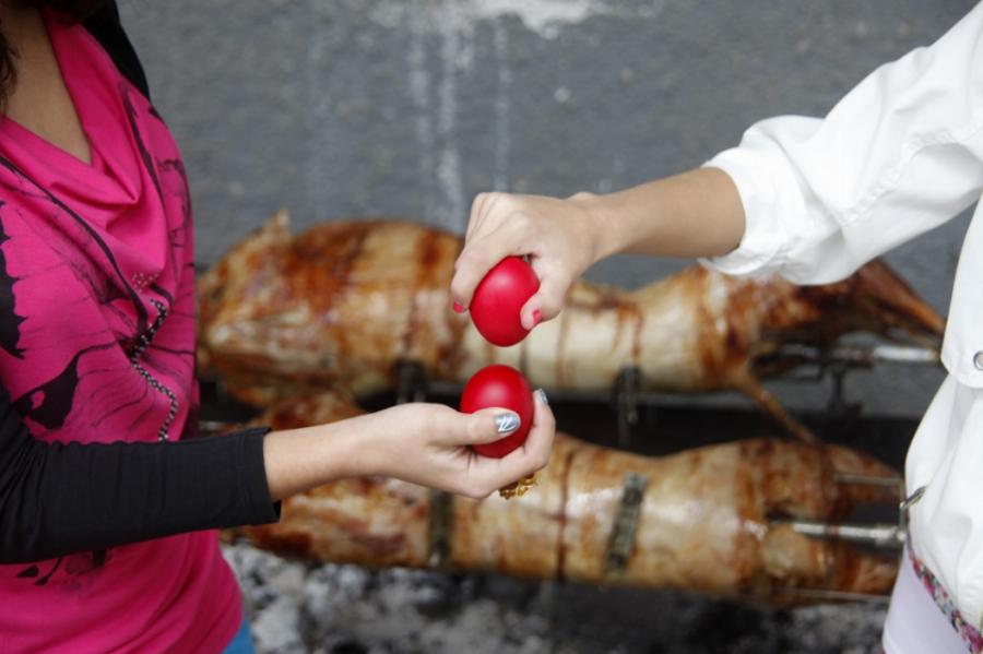 “Δεν πήγα στον επιτάφιο, δεν έβαψα αυγά, δεν θα κάνω Πασχαλινό τραπέζι. Μαζεύω λεφτά για το ρεύμα…”