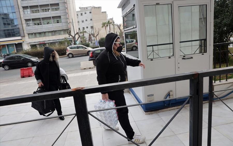 Ρούλα Πισπιρίγκου: «Δεν με έδειραν!» – Διαψεύδει τη μητέρα και την αδερφή της για τον ξυλοδαρμό στη ΓΑΔΑ