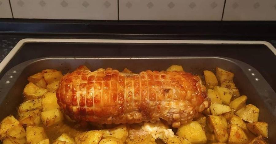 Ρολό κοτόπουλο: Πανεύκολη συνταγή με σάλτσα πορτοκάλι και μελωμένες πατάτες στον φούρνο