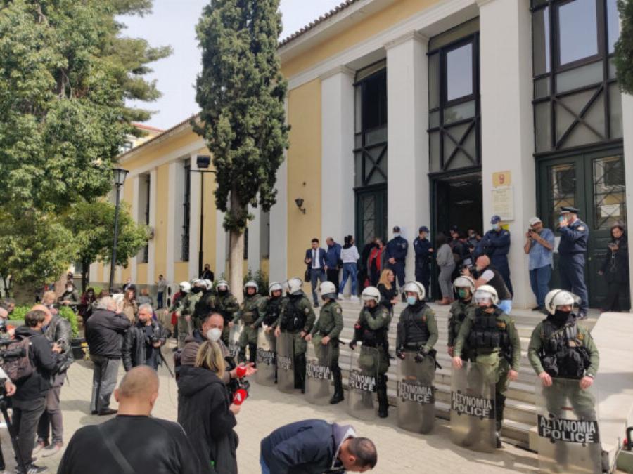 Ρούλα Πισπιρίγκου: Με κουκούλα, αλεξίσφαιρο και σκυμμένο το κεφάλι έφτασε στην Ευελπίδων