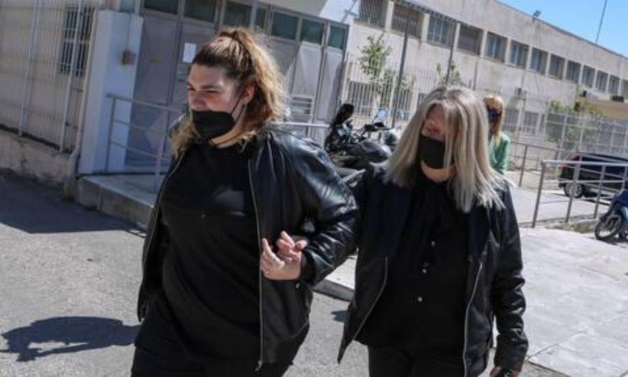 Υπόθεση Ρούλας Πισπιρίγκου: Αναψε λαμπάδες των νεκρών παιδιών μέσα στο κελί των φυλακών Κορυδαλλού