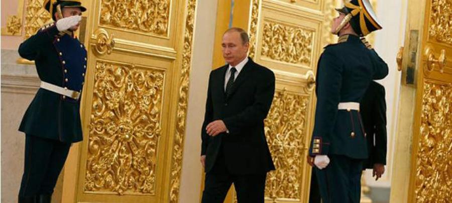 Βλαντιμίρ Πούτιν: Γιατί ο Ρώσος Πρόεδρος  περπατά με το δεξί χέρι κολλημένο πάνω του;