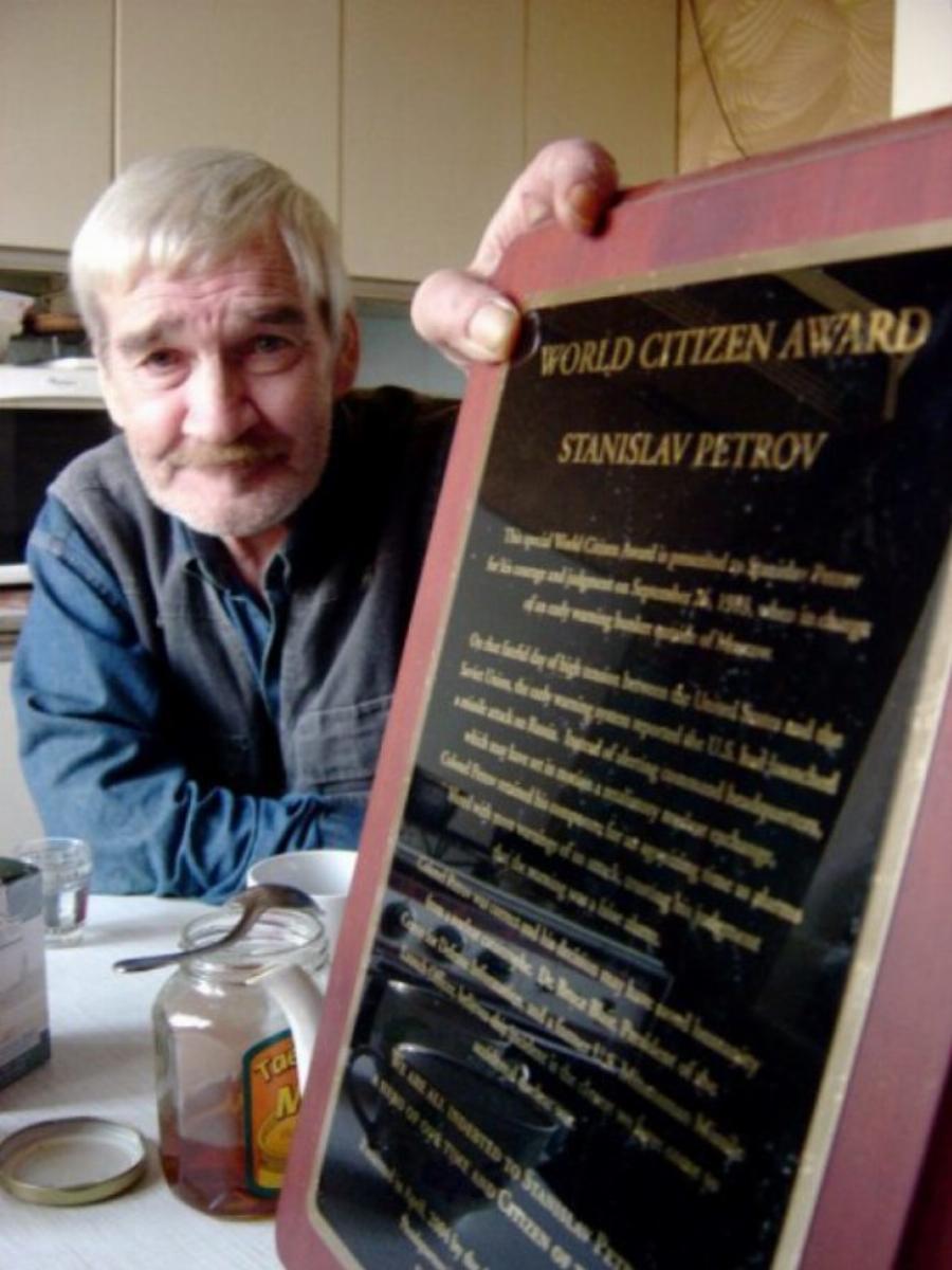 Stanislav Petrov: Ο ταπεινός ήρωας που έσωσε τον κόσμο από την καταστροφή πριν από 32 χρόνια και σήμερα ζει στην εξαθλίωση