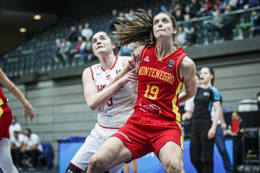 Πρόταση γάμου: Διαιτητής διέκοψε αγώνα μπάσκετ γυναικών και έκανε πρόταση σε παίκτρια