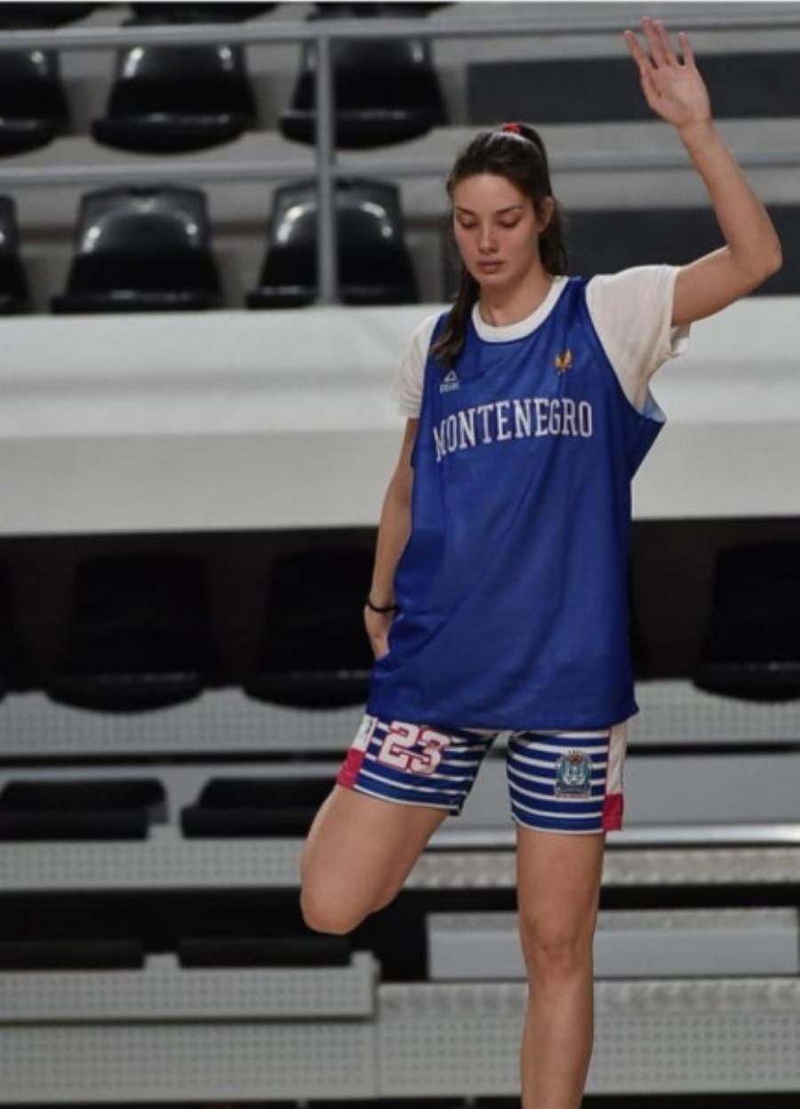 Πρόταση γάμου: Διαιτητής διέκοψε αγώνα μπάσκετ γυναικών και έκανε πρόταση σε παίκτρια