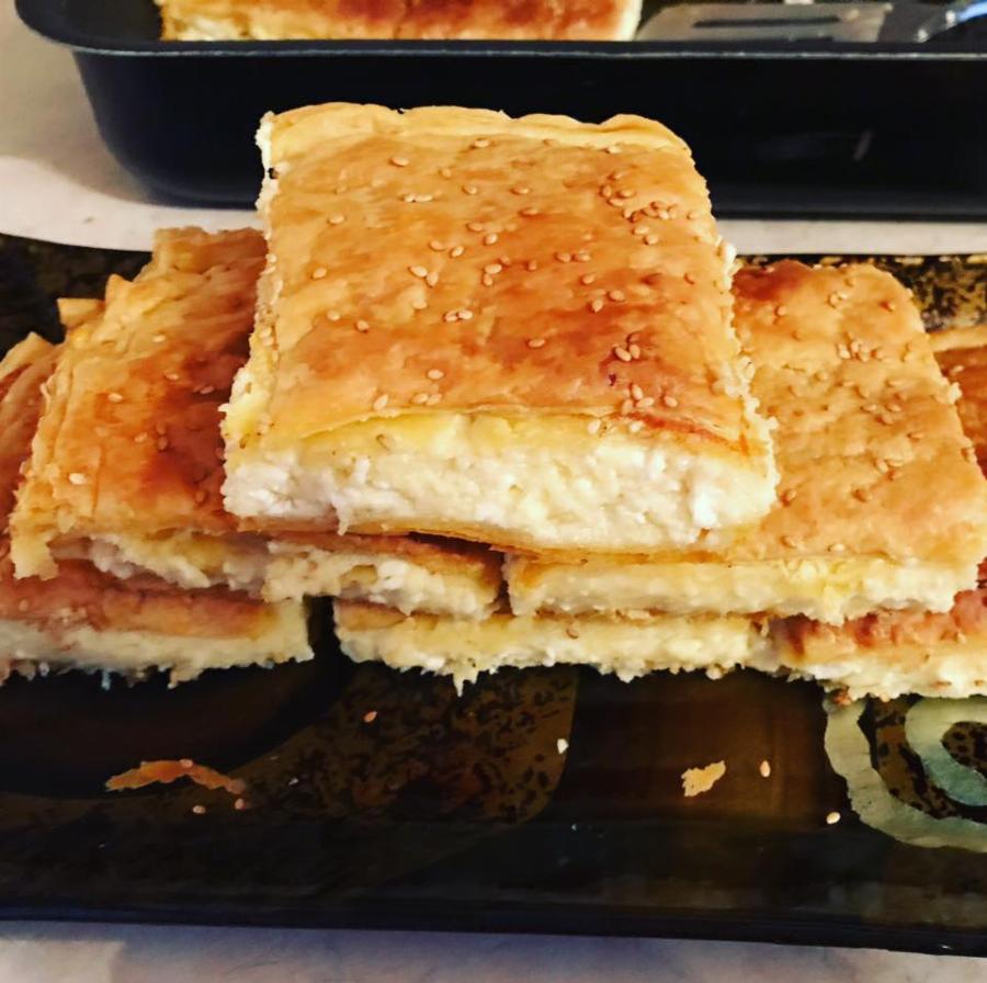 Πολίτικη τυρόπιτα: Πανεύκολη συνταγή με μπεσαμέλ – Έτοιμη στο πι και φι