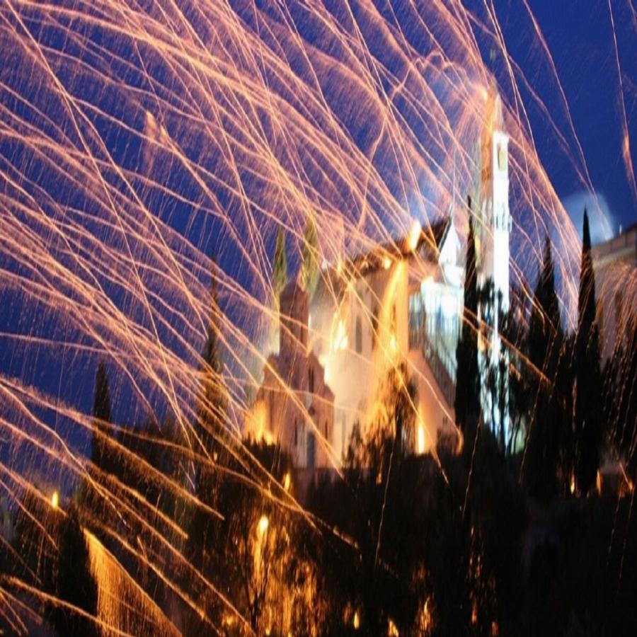 Πάσχα 2022: Μετά από 2 χρόνια επέστρεψε ο ρουκετοπόλεμος στην Χίο – Στο επίκεντρο των διεθνών Μ.Μ.Ε.