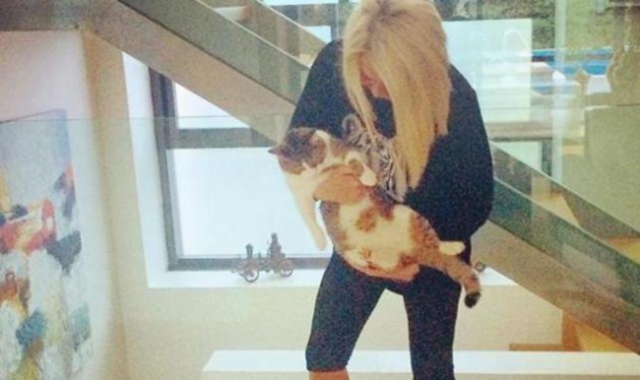 Ρούλα Κορομηλά: Ποζάρει μέσα στο υπερπολυτελές σπίτι της στην Κηφισιά και είναι κούκλα