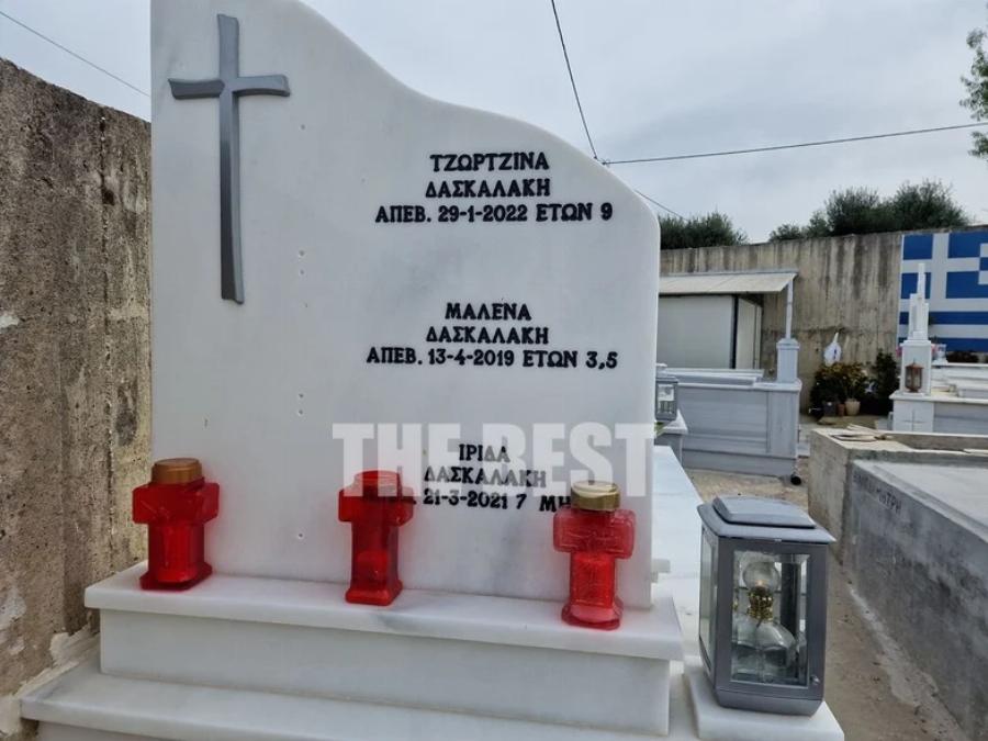 Νεκρά παιδιά στην Πάτρα: Συγκινητικές εικόνες από το μνήμα των 3 κοριτσιών – Λουλούδια, παιχνίδια και σημειώματα