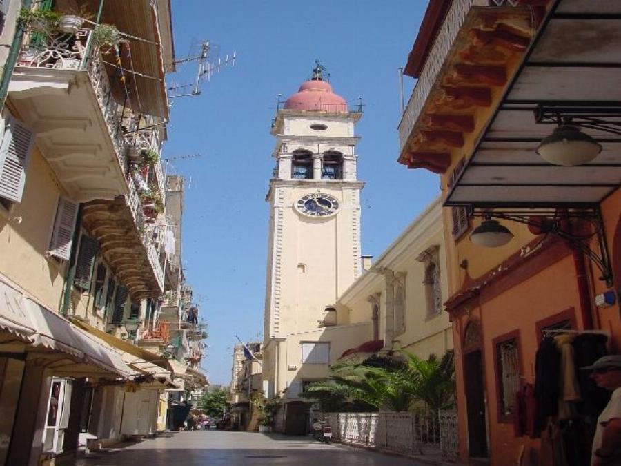 Έτρωγαν σουβλάκια πάνω από το σκήνωμα του Αγίου Σπυρίδωνα: Χαμός στην Κέρκυρα