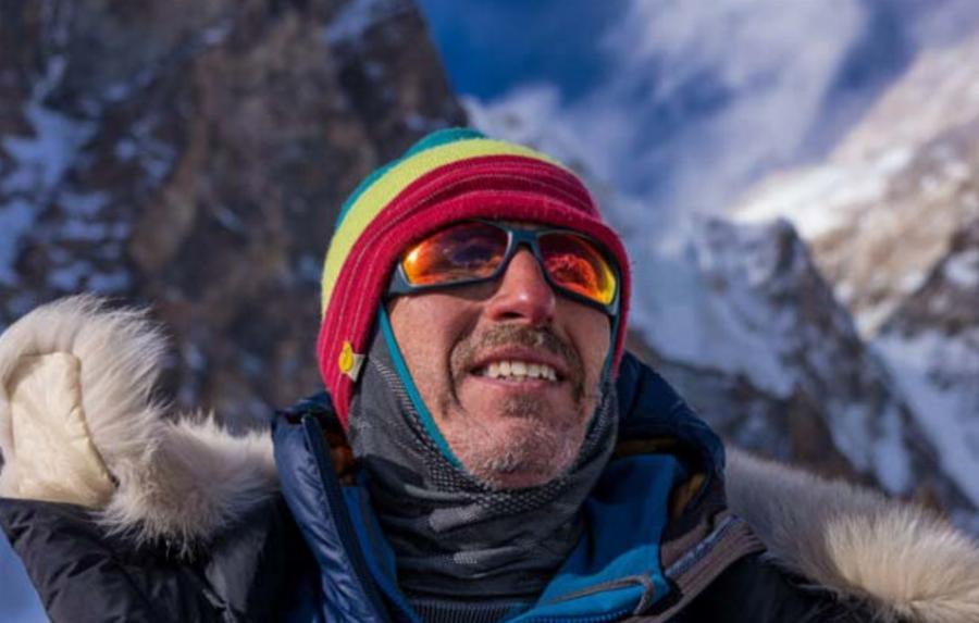 Η τελευταία σφιχτή αγκαλιά του Αντώνη Συκάρη με την εγγονή του πριν φύγει για το Νεπάλ