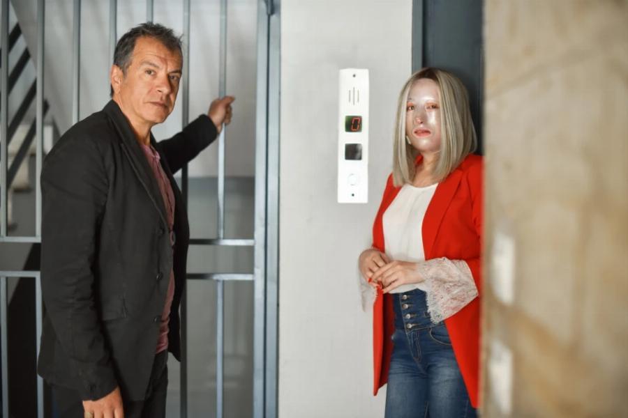 «Για να πάψουν να αναρωτιούνται “πόση ζημιά έχει γίνει»: Η Ιωάννα Παλιοσπύρου βγάζει για πρώτη φορά τη μάσκα μπροστά στην κάμερα