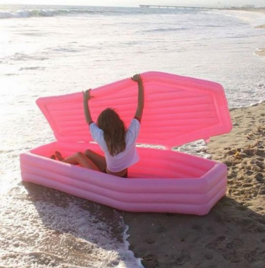 Φέρετρο θαλάσσης: Τα στρώματα θαλάσσης ένα βήμα πιο μπροστά – Υπόσχονται μοναδικές στιγμές ηρεμίας στη θάλασσα